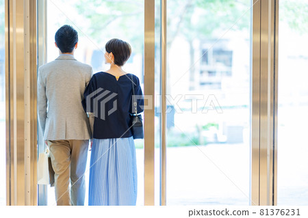 Back view of the couple coming out of the shop Shooting cooperation: g GIFT AND LIFE STYLE Back view of the couple coming out of the shop Shooting cooperation: g GIFT AND LIFE STYLE 81376231