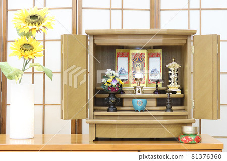 Buddhist altars at Nishi Honganji Temple decorated on a furniture-style Buddhist altar 81376360