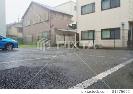 Pouring down 81376603