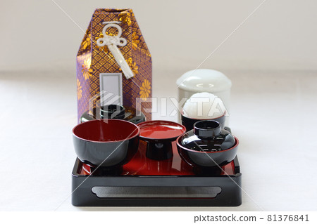 甕前的套餐和米飯 81376841