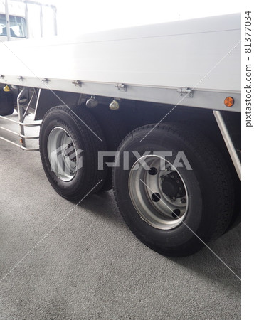 重型卡車後輪輪胎 81377034
