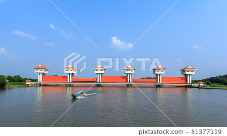 Sluice large and beautiful sky 81377119