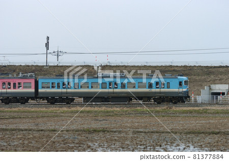 北陸本線 森本津平 JR 西 415 系列 C04 編隊 ③ 雲葉 415-804(金澤) 山側 北陸本線 森本津平 JR 西 415 系列 C04 編隊 ③ 雲葉 415-804(金澤) 山側 81377884