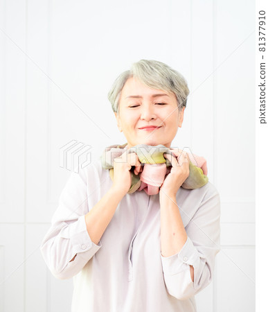 A mature and beautiful gray-haired woman in Asia wears a blank space with a blank space background. A mature and beautiful gray-haired woman in Asia wears a blank space with a blank space background. 81377910