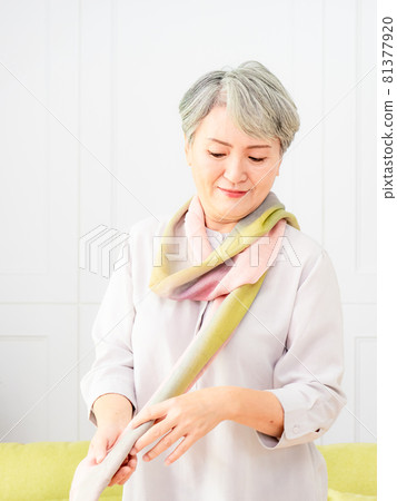 亞洲一位成熟美麗的灰髮女子穿著空白背景的空白。 81377920