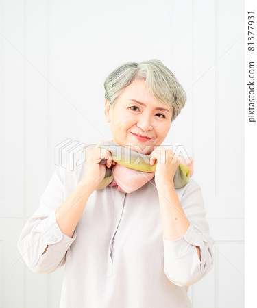A mature and beautiful gray-haired woman in Asia wears a blank space with a blank space background. A mature and beautiful gray-haired woman in Asia wears a blank space with a blank space background. 81377931