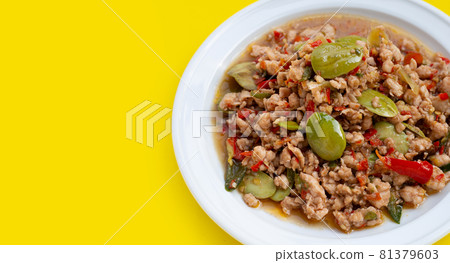 Stir fried chicken with stink beans and shrimp paste 81379603