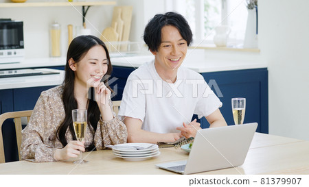 夫妻和夫妻在網上喝酒聚會 81379907