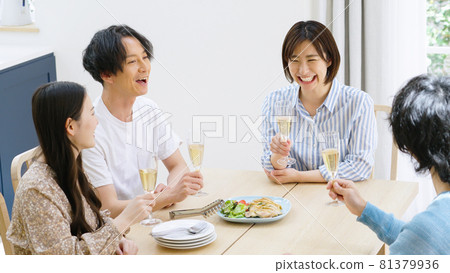 做家庭黨的年輕人和婦女 做家庭黨的年輕人和婦女 81379936