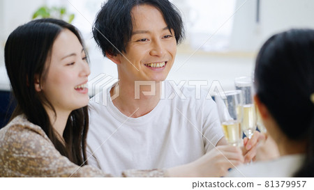 Young men and women making home parties 81379957