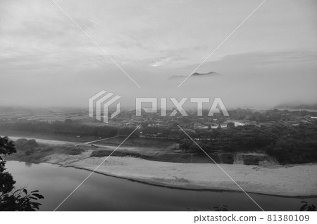 霧氣繚繞的河回村 霧氣繚繞的河回村 81380109