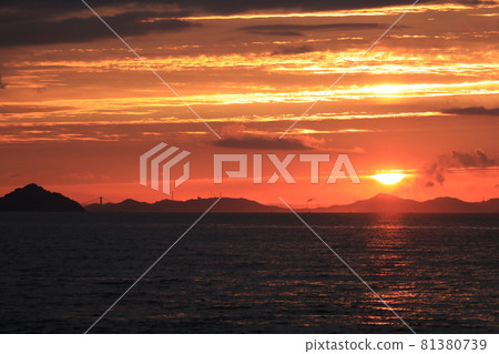A fantastic sunset over the Seto Inland Sea A fantastic sunset over the Seto Inland Sea 81380739