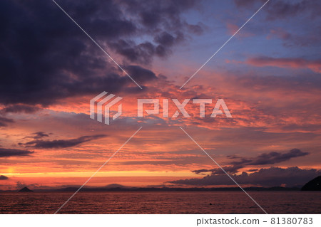 瀨戶內海日落後的夢幻般的日落漸變“ 瀨戶內海日落後的夢幻般的日落漸變“ 81380783