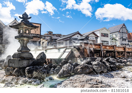 群馬縣草津町、草津溫泉街景和湯畑排水溝 81381018