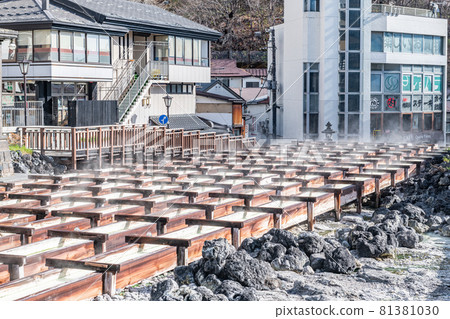 群馬縣草津町：流經草津溫泉標誌性湯畑的溫泉 81381030