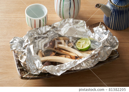 Foiled Matsutake mushrooms Foiled Matsutake mushrooms 81382205