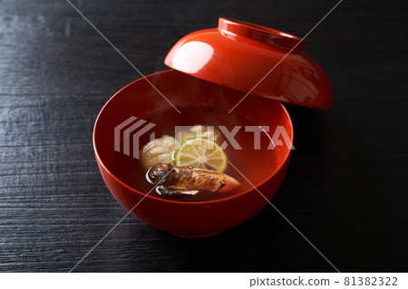 Matsutake mushroom and conger soup 81382322