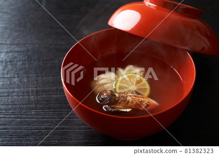 Matsutake mushroom and conger soup 81382323