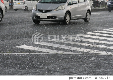 路上有冰雹 81382712