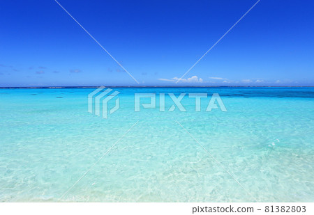 Okinawa Shimojishima's beautiful sea 81382803
