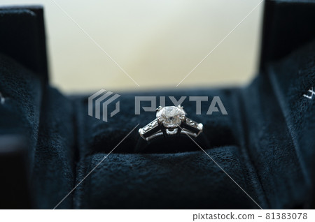 Diamond ring Diamond ring 81383078