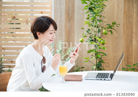 一位在戶外工作時使用智能手機的女性 81383090