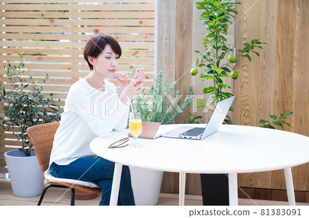 一位在戶外工作時使用智能手機的女性 81383091