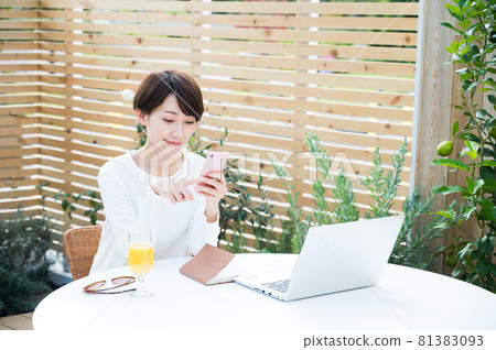 一位在戶外工作時使用智能手機的女性 81383093