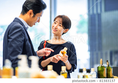 Shopping couple shooting cooperation: g GIFT AND LIFE STYLE Shopping couple shooting cooperation: g GIFT AND LIFE STYLE 81383137