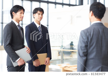 送行的商人 81383477