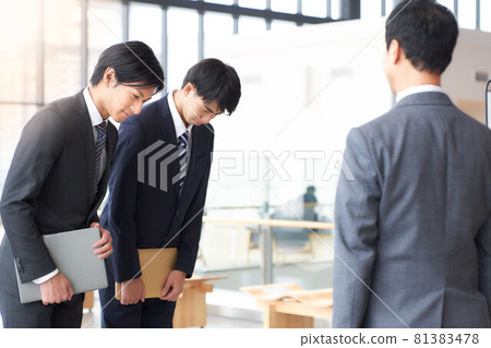 鞠躬的商界人士 81383478