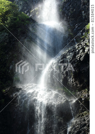 Facial expression of the waterfall (shadow cast on the flying droplets) 81384015