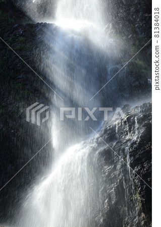 瀑布的面部表情（投在飛濺的水滴上的陰影） 81384018