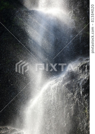 瀑布的面部表情（投在飛濺的水滴上的陰影） 81384020