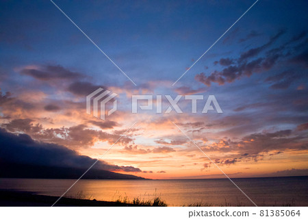 Fantastic sea sky autumn image [clouds at dusk] 81385064