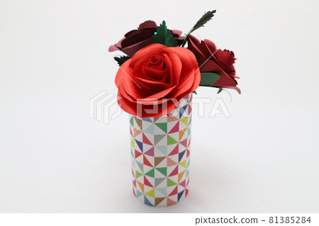 由摺紙製成的手工玫瑰花展示在一個美麗的花瓶中 81385284
