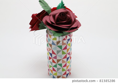 由摺紙製成的手工玫瑰花展示在一個美麗的花瓶中 81385286