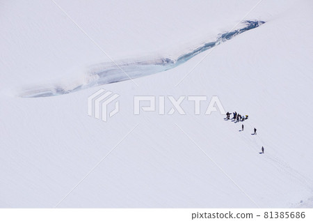 Briefing session on the glacier 81385686