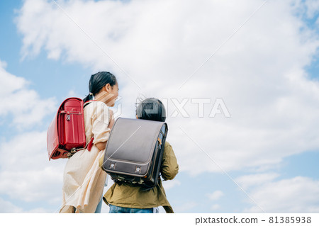 小學生的背影 小學生的背影 81385938