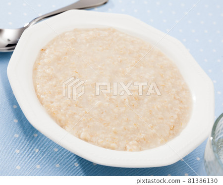 Boiled oatmeal. Dietary concept Boiled oatmeal. Dietary concept 81386130