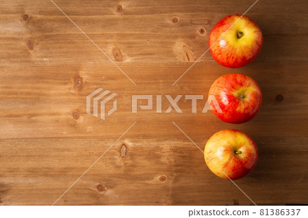多個蘋果。自然和有機的氛圍。有木紋和復制空間。 81386337