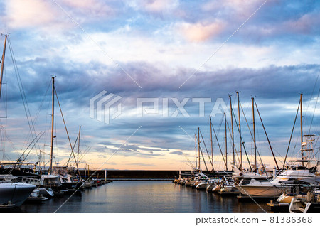 Morning at Nishinomiya Yacht Harborland in Nishinomiya City, Hyogo Prefecture 81386368
