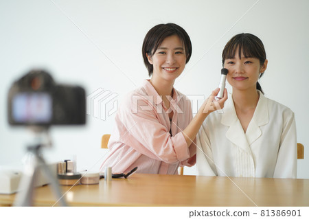A woman who introduces how to make up with video distribution A woman who introduces how to make up with video distribution 81386901