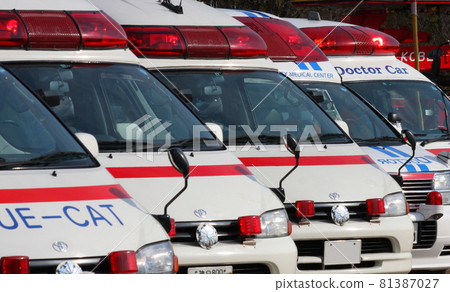 醫生車排隊停放（前方斜向） 81387027