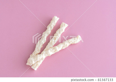 粉紅色背景狗的牙膠 81387133