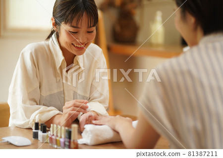 Nail technician image 81387211