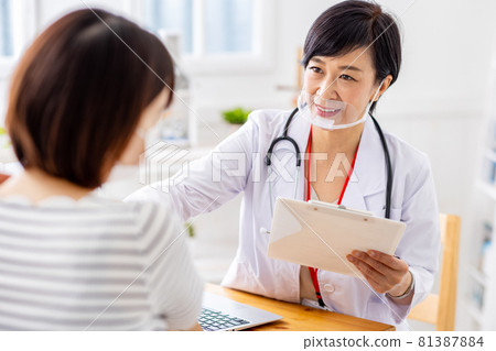 戴著老鼠盾的一位女醫生的形象 81387884