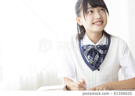 初中生在課堂上 81388020