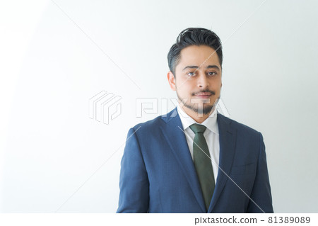 30 多歲的中東商人 81389089
