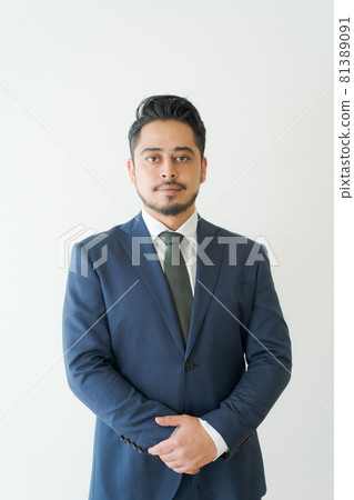 Businessman in his 30s, Middle Eastern 81389091